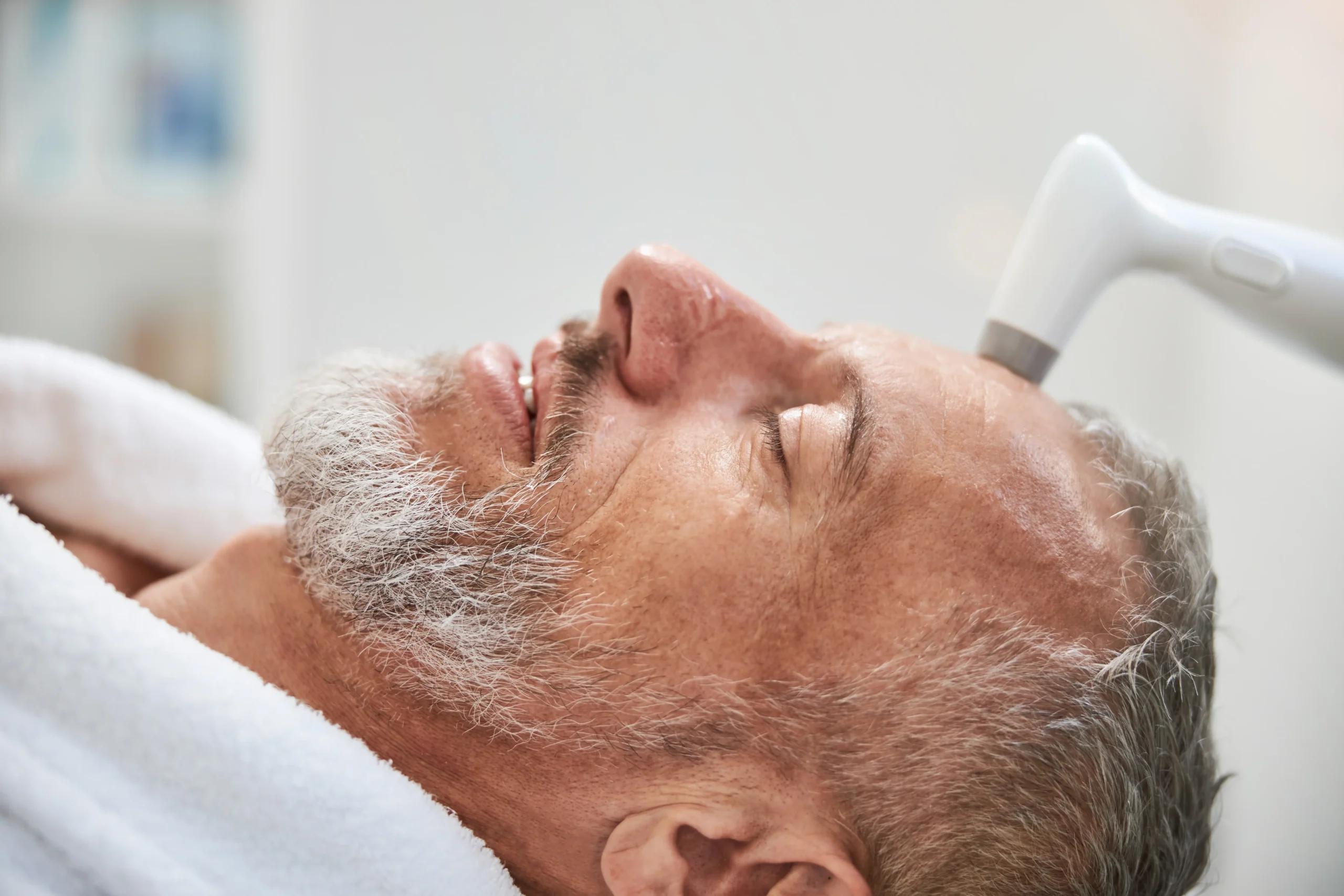 Hombre realizándose sesión de radiofrecuencia