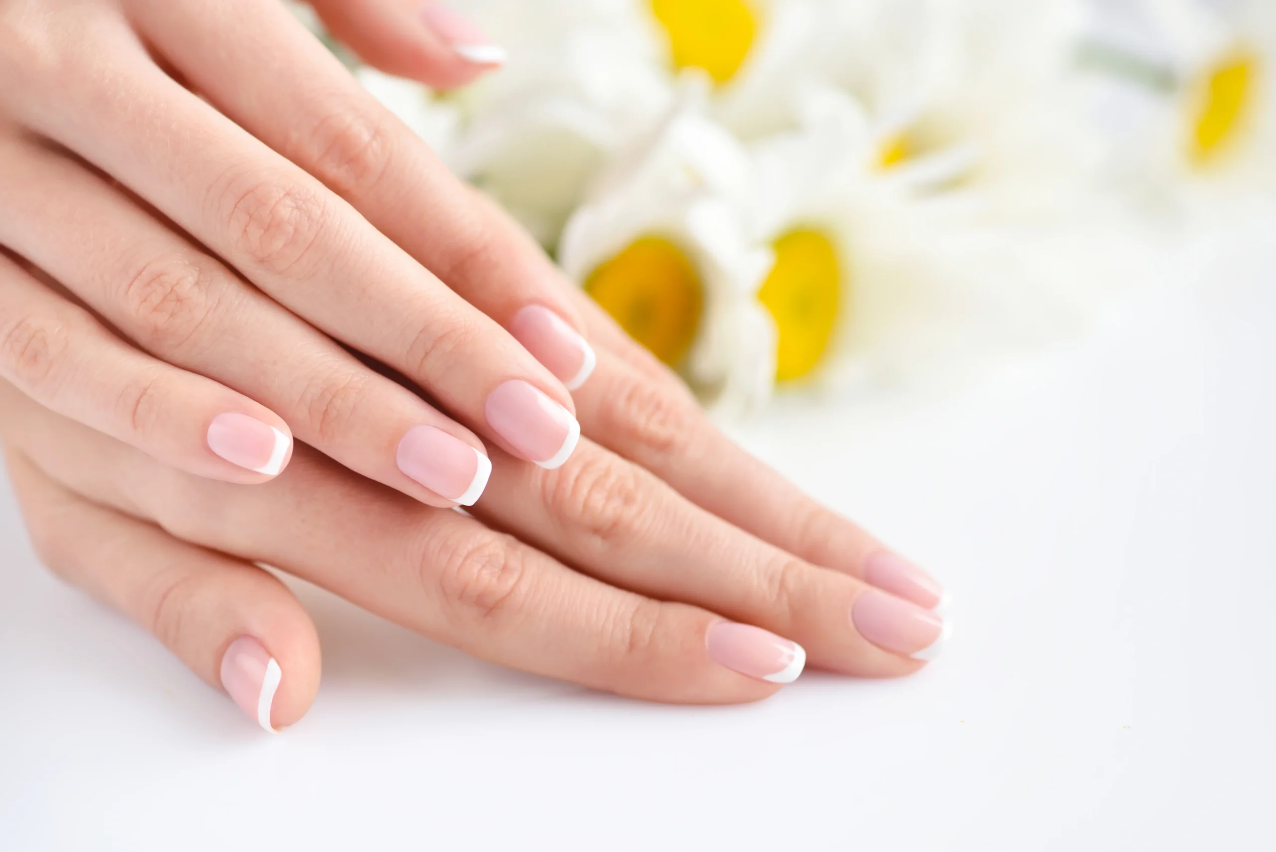 Manos de mujer con manicura francesa